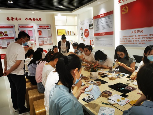 繡工現(xiàn)場.jpg