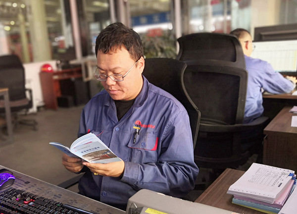配圖：小小“口袋書(shū)”吹起“安全風(fēng)”.jpg