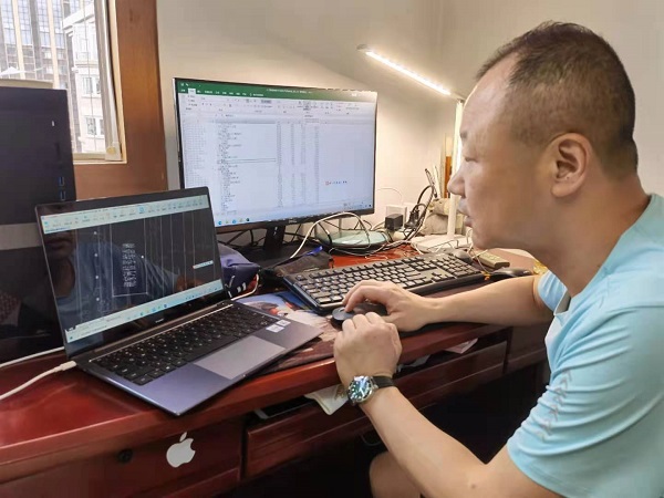 造價四部（通訊類）加班加點忙業(yè)務(wù) 認(rèn)真拼搏保任務(wù).jpg