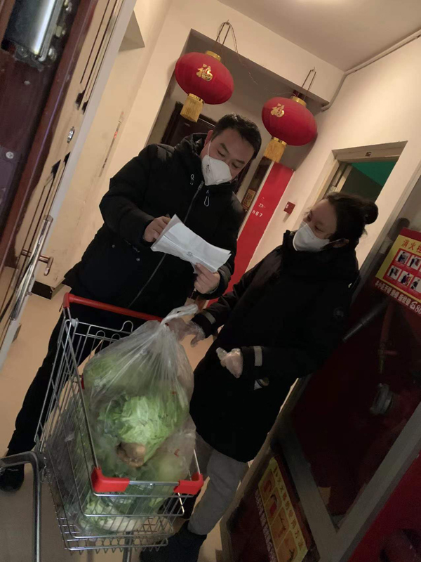 國(guó)際貿(mào)易公司志愿者吳少立為所在小區(qū)業(yè)主配送蔬菜物資.jpg